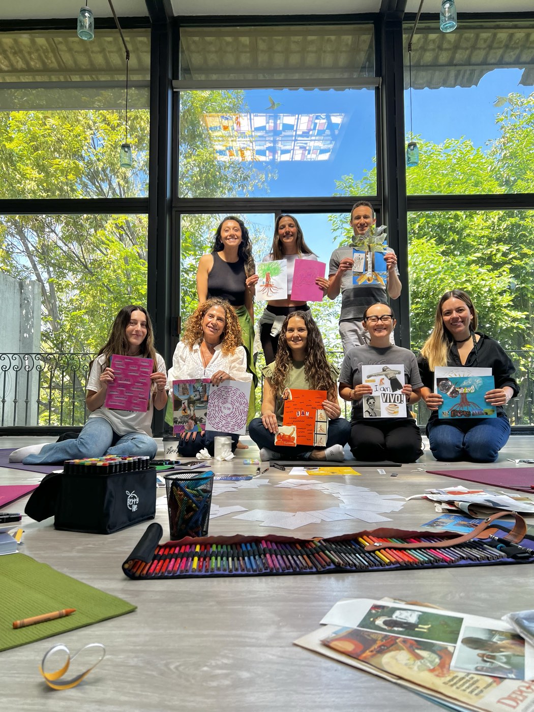 Grupo mostrando sus obras de arteterapia